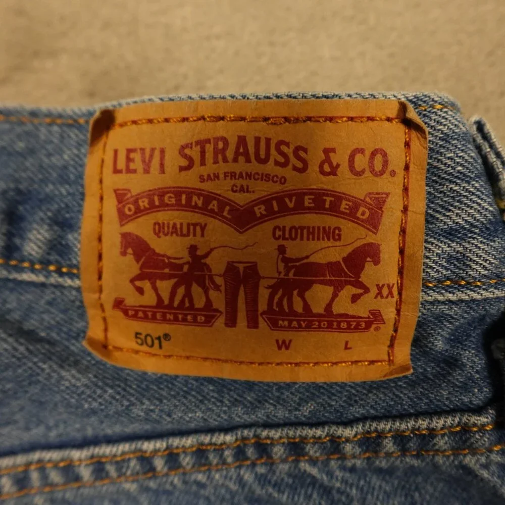 Levi’s 501 Jeans Women’s W25 L30‎ Light Wash Distressed Button Fly Blue